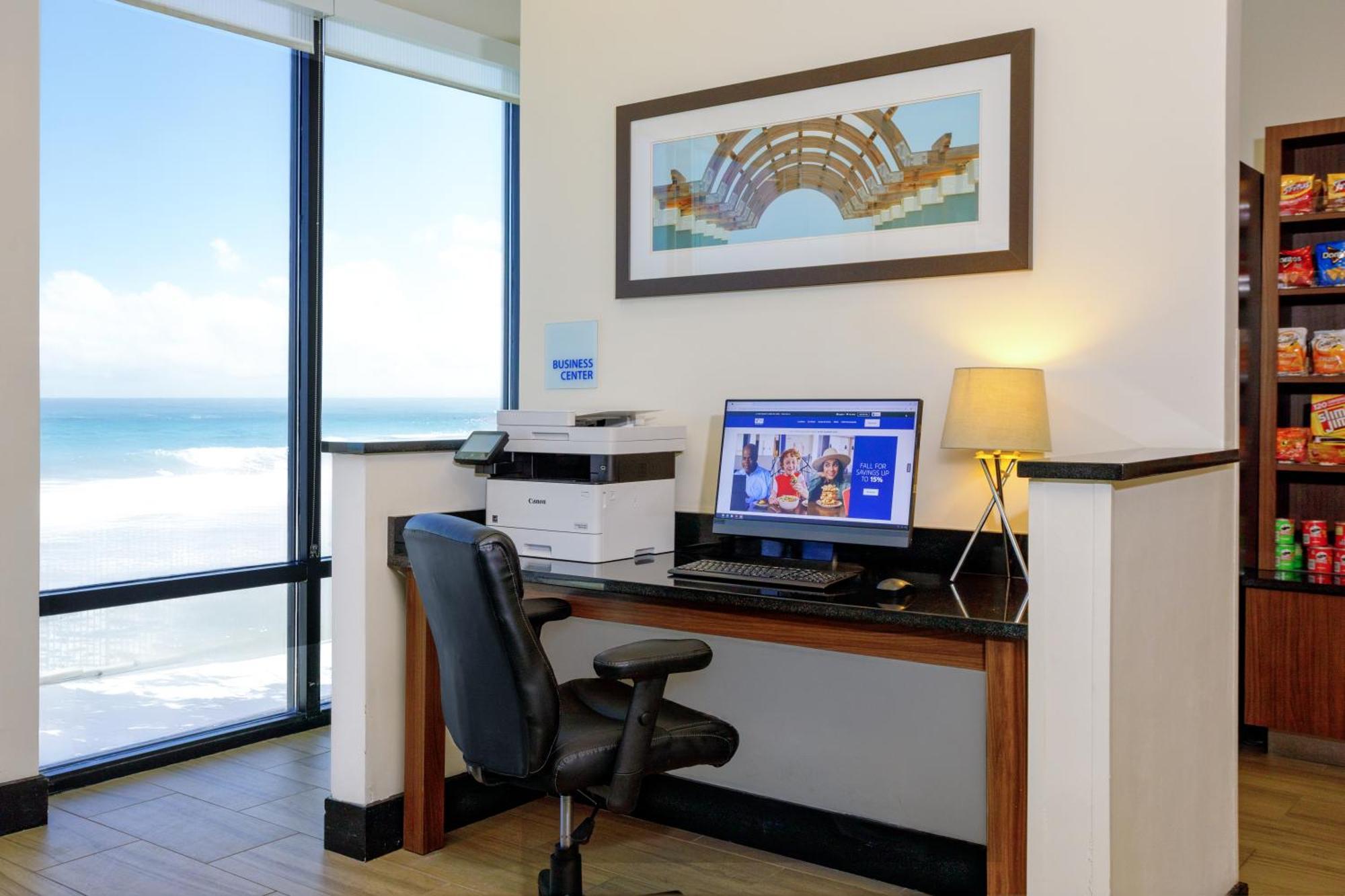 Holiday Inn Express & Suites Oceanfront Daytona Beach Shores By Ihg Exterior foto
